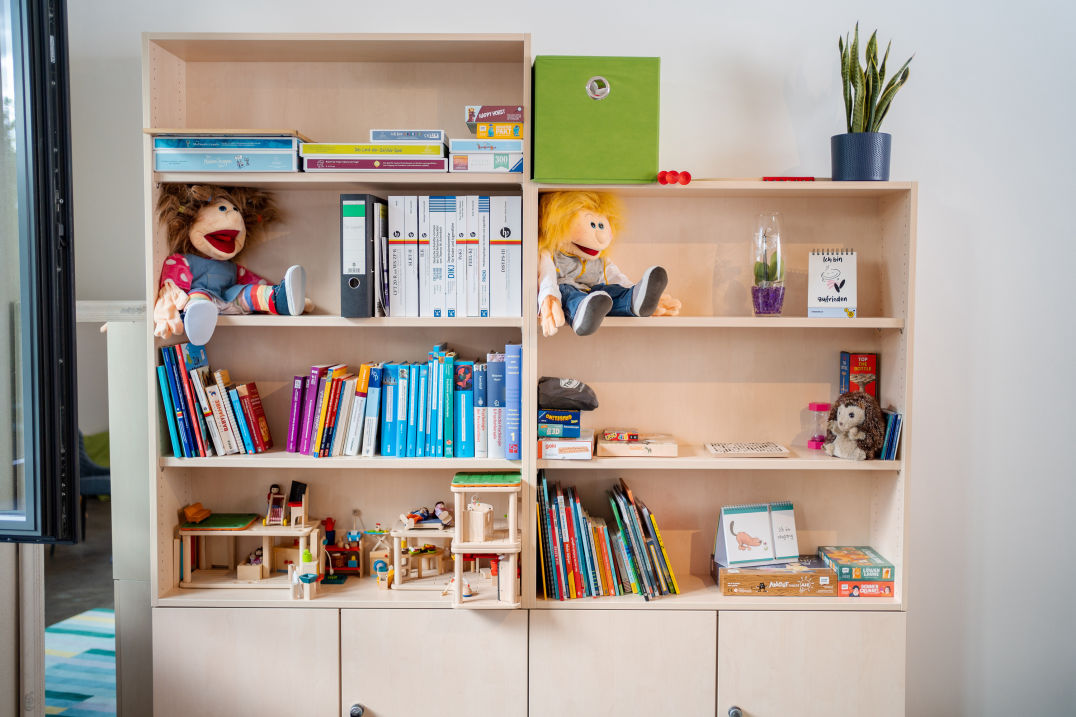 Regal mit Arbeitsmitteln Praxis Johanna Schmid